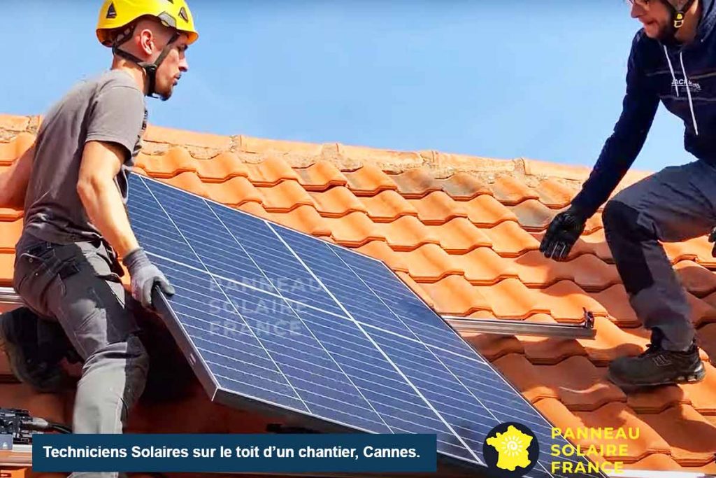 Installateurs de panneaux solaires de panneau solaire france sur un chantier d'installation dans les Alpes Maritimes